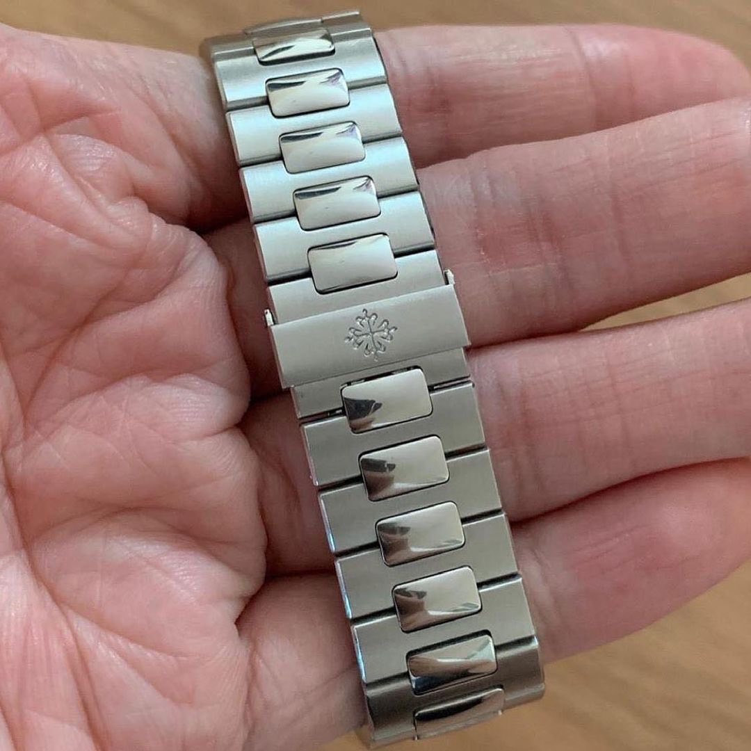 Nautilus Automatico Acciaio Complicazioni Quadrante Grigio Giorno Mese – Patek Philippe