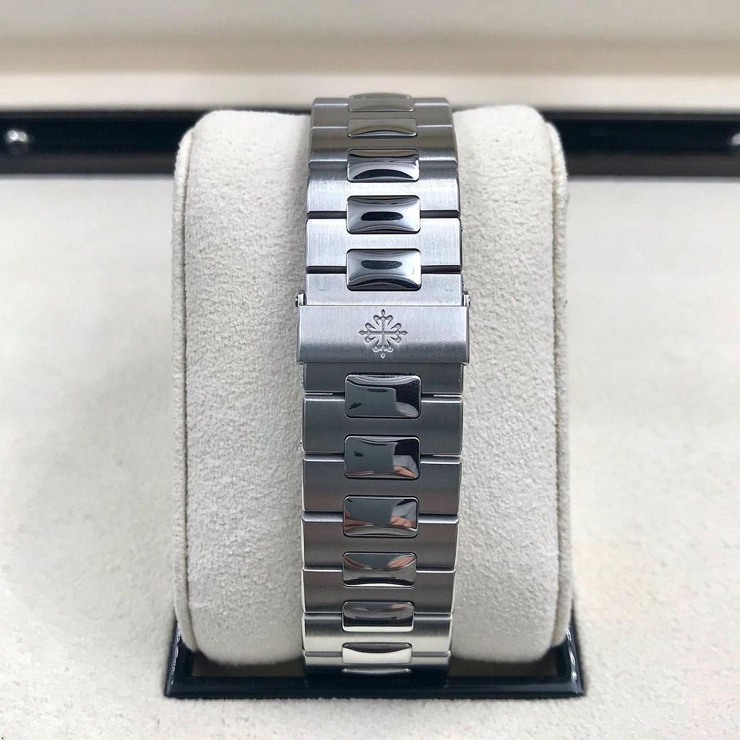 Nautilus Automatico Acciaio Complicazioni Quadrante Blu Giorno Data – Patek Philippe