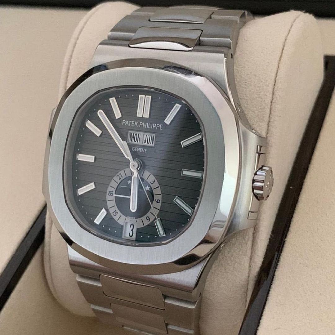 Nautilus Automatico Acciaio Complicazioni Quadrante Grigio Giorno Mese – Patek Philippe