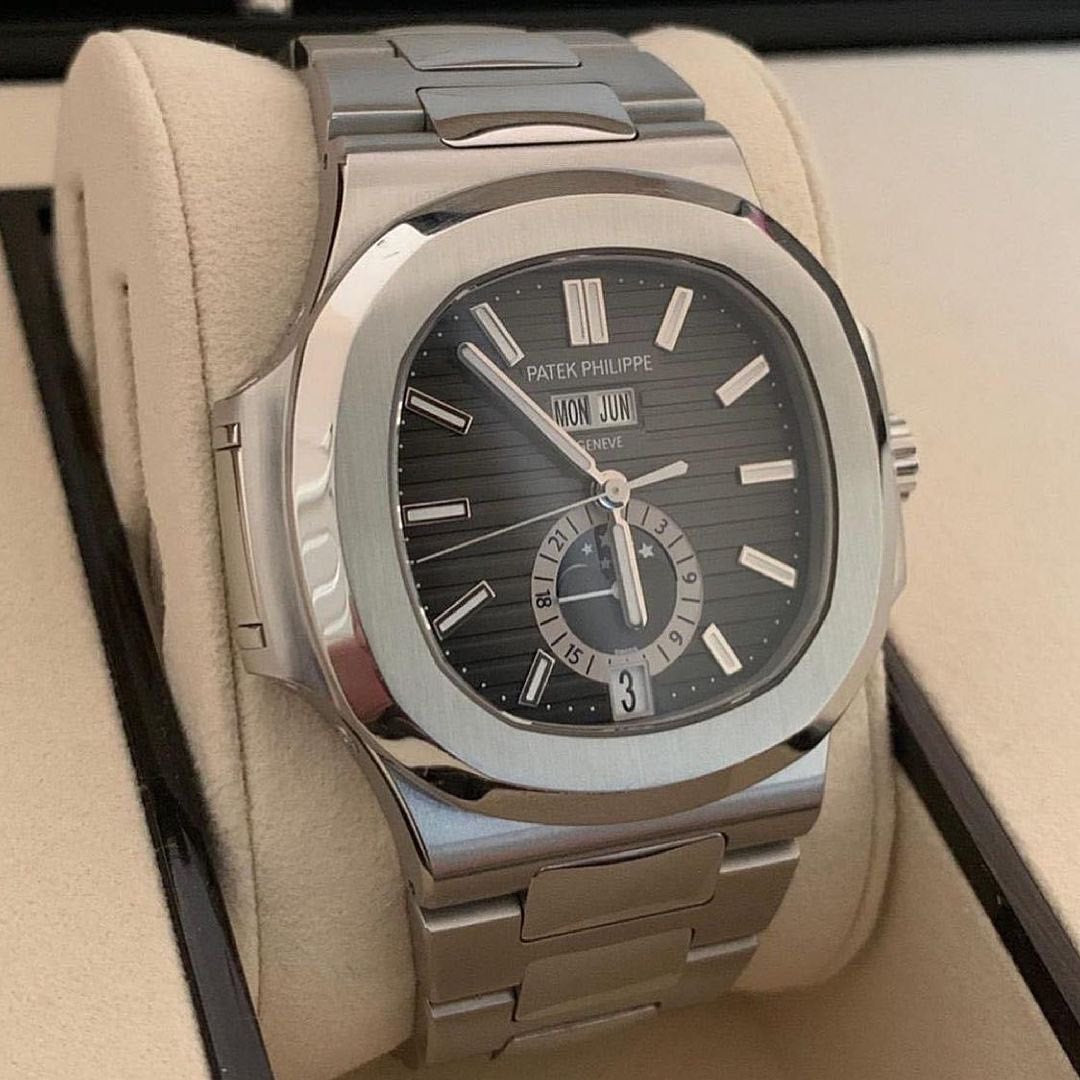 Nautilus Automatico Acciaio Complicazioni Quadrante Grigio Giorno Mese – Patek Philippe