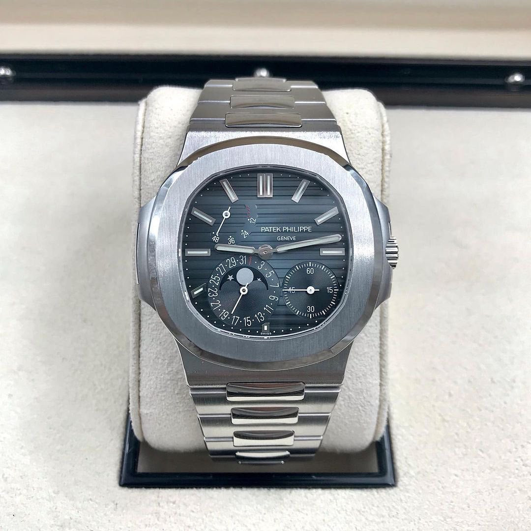 Nautilus Automatico Acciaio Complicazioni Quadrante Blu Giorno Data – Patek Philippe