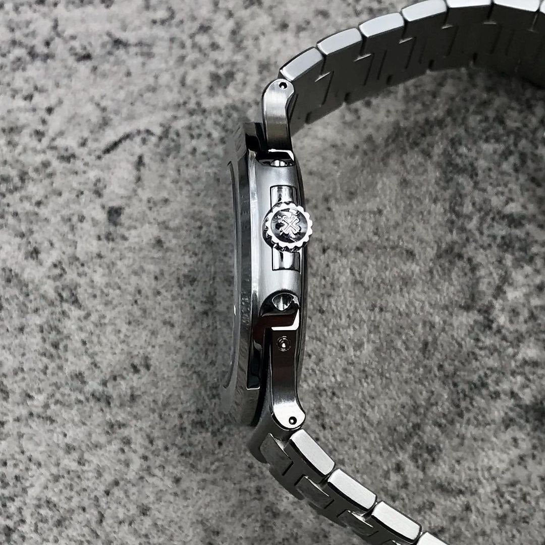 Nautilus Automatico Acciaio Complicazioni Quadrante Blu Giorno Data – Patek Philippe