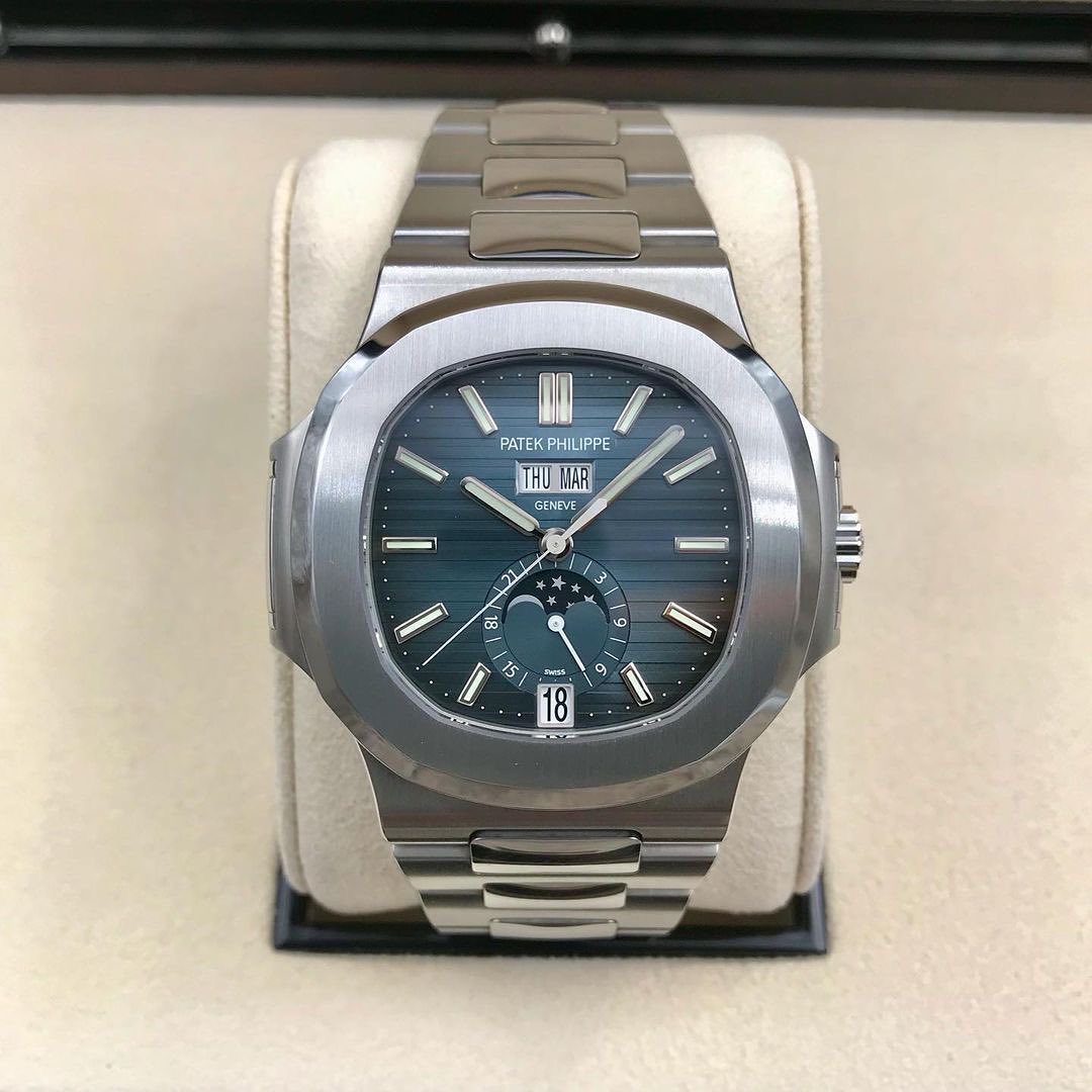 Nautilus Automatico Acciaio Complicazioni Quadrante Blu Giorno Data – Patek Philippe