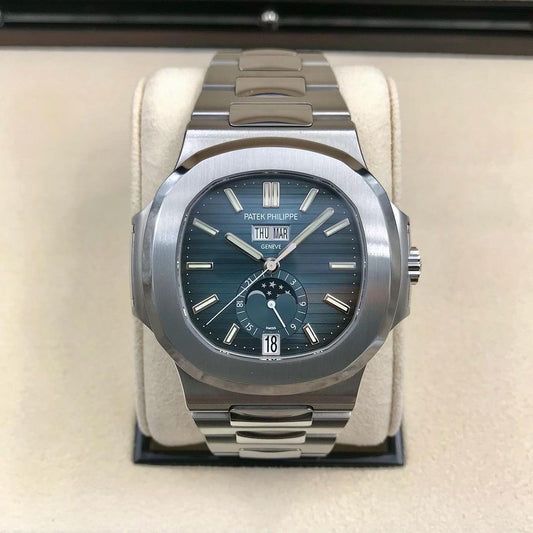 Nautilus Automatico Acciaio Complicazioni Quadrante Blu Giorno Data – Patek Philippe