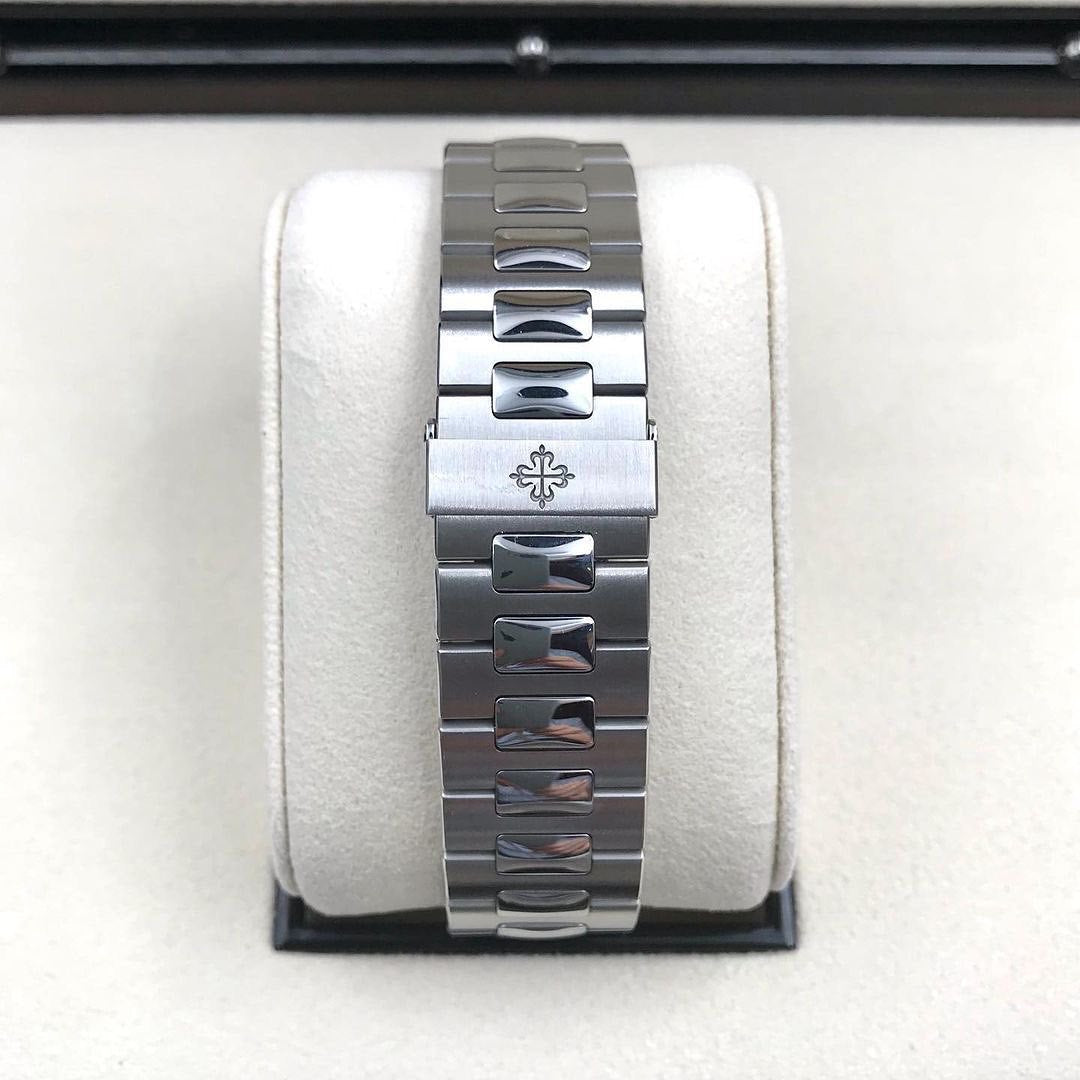 Nautilus Automatico Acciaio Complicazioni Quadrante Blu Giorno Data – Patek Philippe