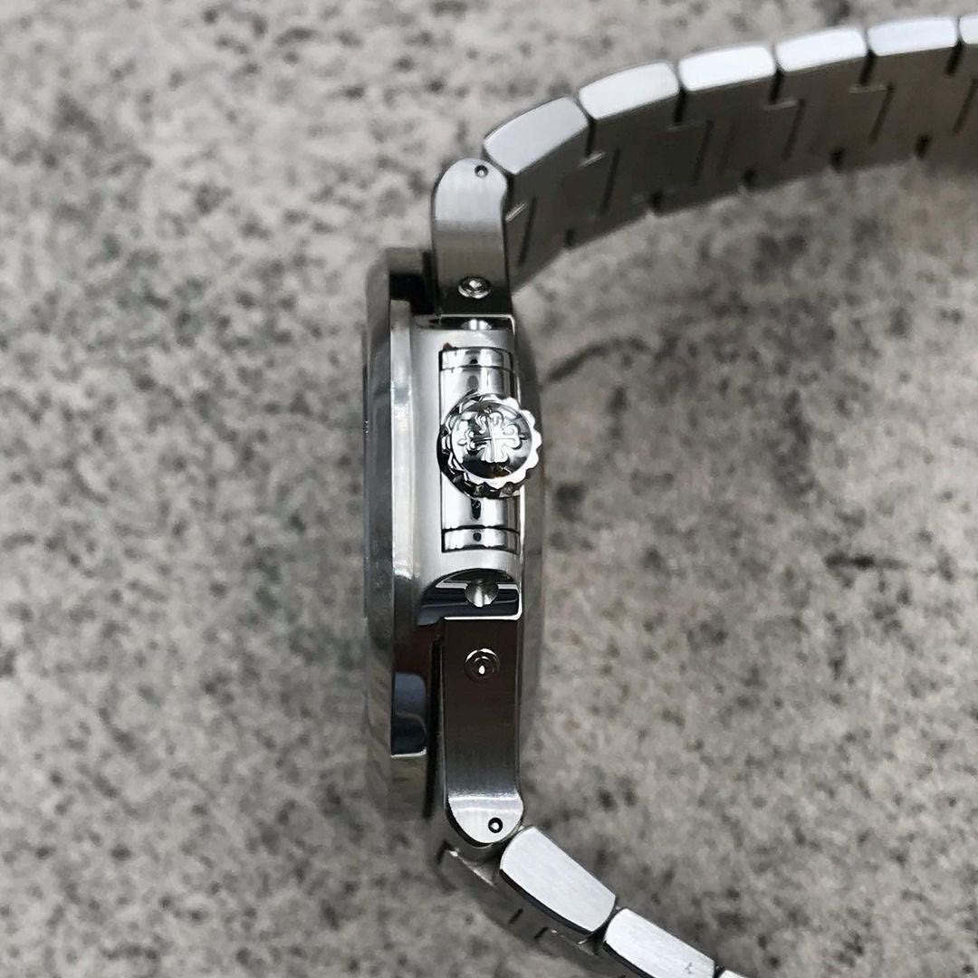 Nautilus Automatico Acciaio Complicazioni Quadrante Blu Giorno Data – Patek Philippe