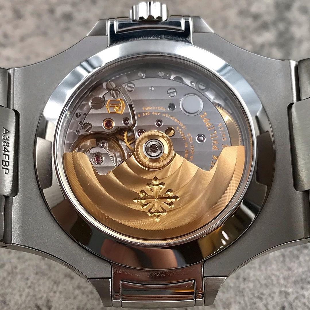 Nautilus Automatico Acciaio Complicazioni Quadrante Blu Giorno Data – Patek Philippe