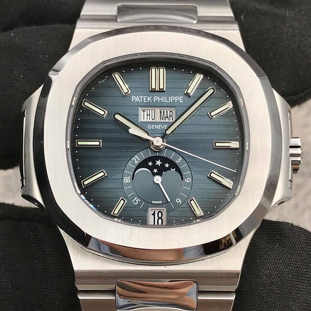 Nautilus Automatico Acciaio Complicazioni Quadrante Blu Giorno Data – Patek Philippe