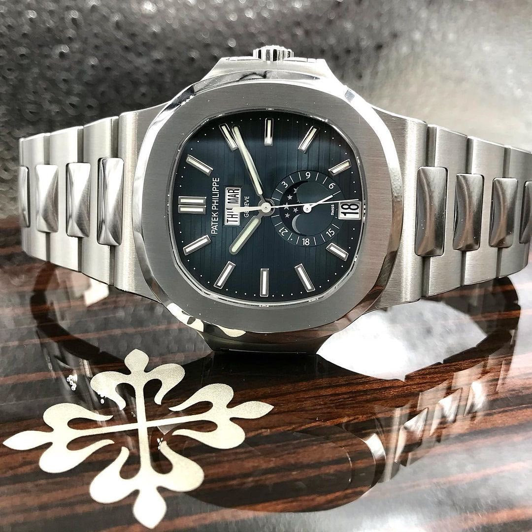 Nautilus Automatico Acciaio Complicazioni Quadrante Blu Giorno Data – Patek Philippe